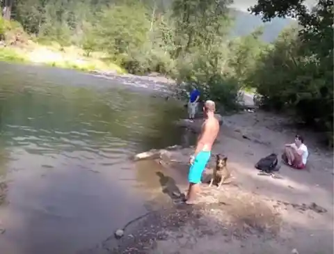 Gruppe Freunde finden den Kühler, der in den See schwimmt, aber was sie nach innen fanden, ließ sie zurück springen