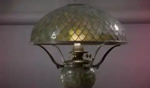 Two Sisters Bring Late Mother's Lamp To Appraiser, Discover Its Real Worth