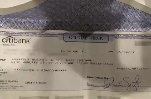 Woman Refuses To Tip Waiter, But Didn't Realize What She Left At The Table