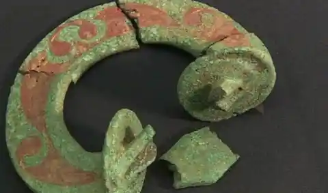 This Is What They Found At The End Of A 3,000 Year Old Chain