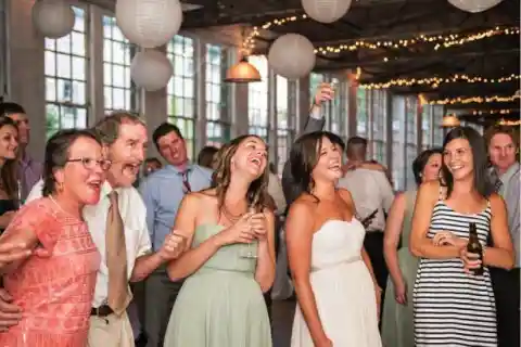 A bride Spills The Tea on Her Dirt-Dogging Groom-to-be at The Altar