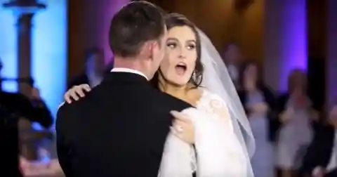 Der erste Tanz der Braut ist ruiniert, als sie das bemerkt