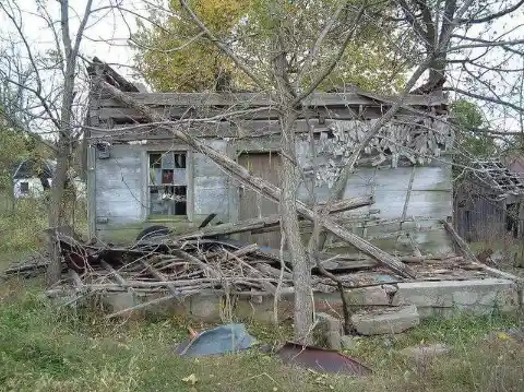 It was full of debris, and its roof had collapsed. It looks dangerous just peering in through the doorway, never mind actually hanging out inside!